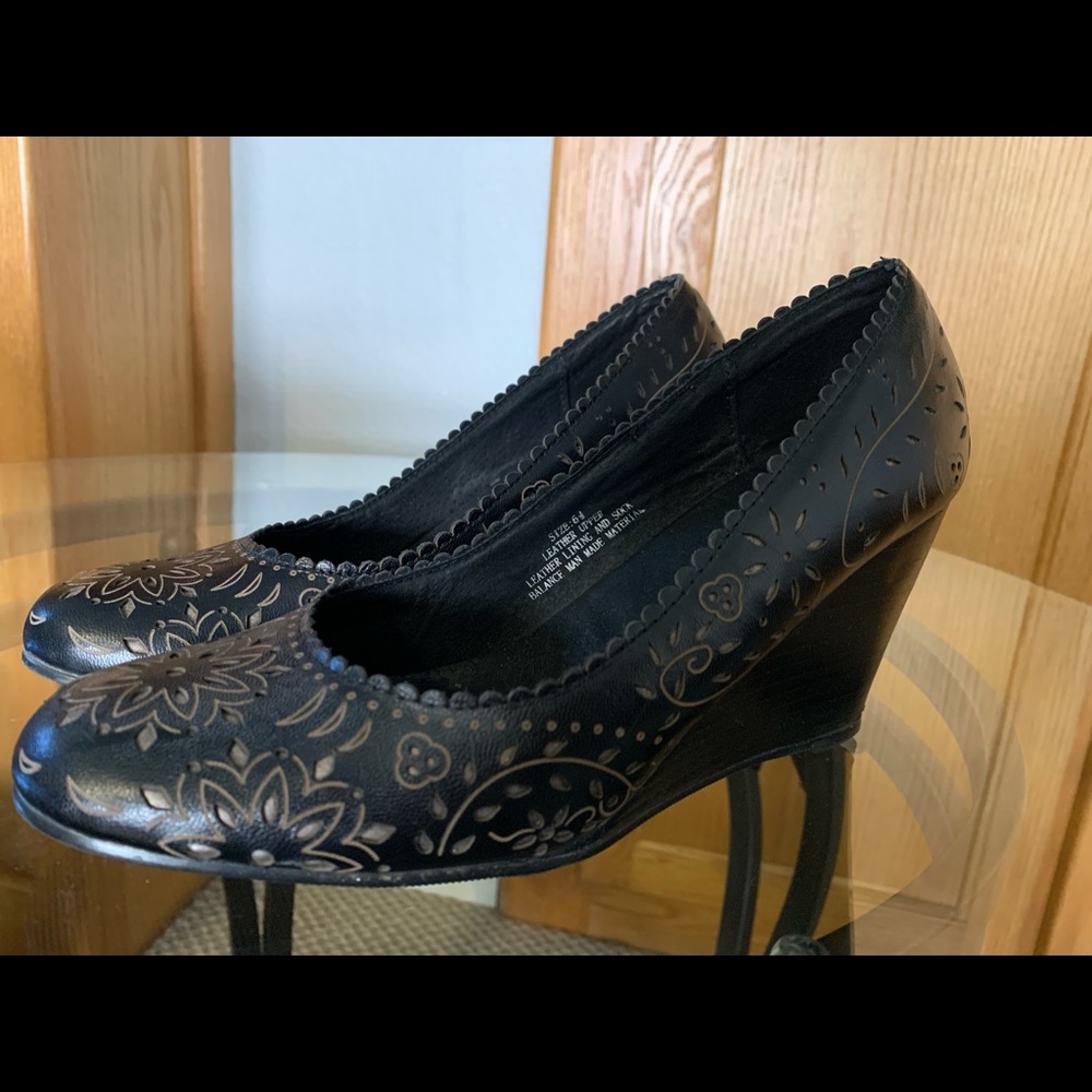 Black wedge round-toe pumps